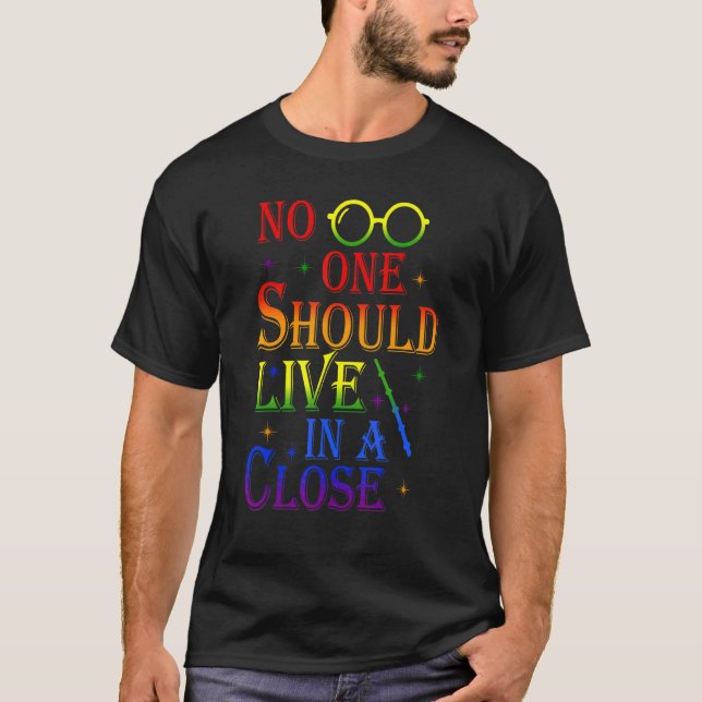 Niemand sollte in einem Closed-LGBT-Gay Pride 2 le T-Shirt (Vorderseite)