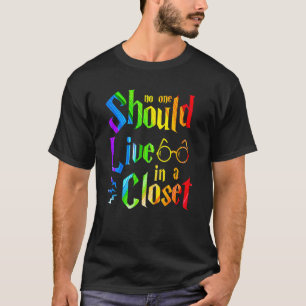 Niemand sollte in einem geschlossenen GLBT-Stolz l T-Shirt