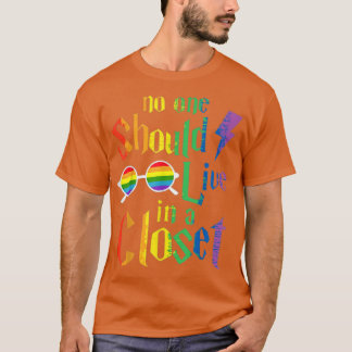 Niemand sollte in einem geschlossenen LGBT Q-Gay P T-Shirt
