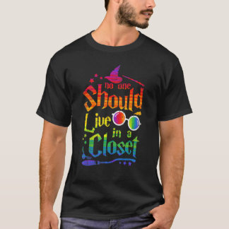 Niemand sollte in einem Regenbogen-Schrank leben L T-Shirt