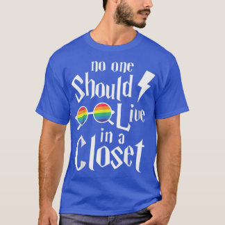 NIEMAND SOLLTE IN EINEM SCHLIESSENDEN SHIRT LEBEN