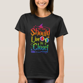 Niemand sollte in einem Schrankregenbogen LGBT Sto T-Shirt