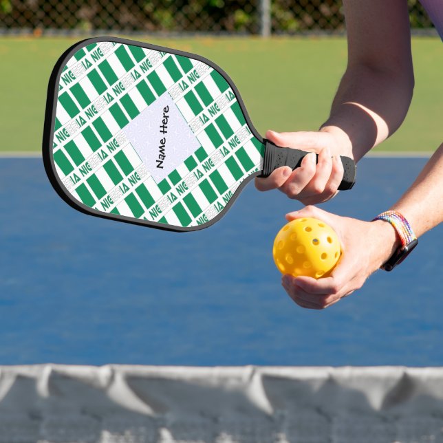 Nigeria und nigerianische Flagge mit Ihrem Namen Pickleball Schläger (InSitu)