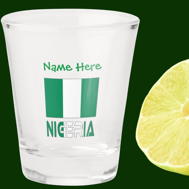 Nigerianische Flaggen-Grüne Personalisierung Schnapsglas (Nigerian flag on a shot glass with the word NIGERIA below in flag colors. Add a name above.)