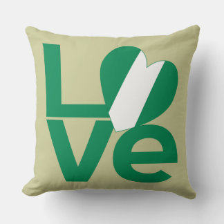 Nigerianische grüne LOVE-Herzflagge Kissen