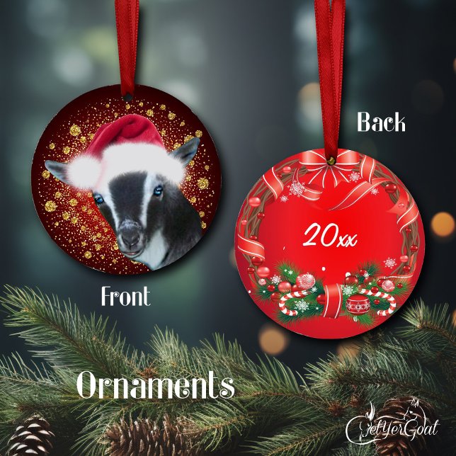 Nigerianische Zwerge Ziege Weihnachtsmannmütze Wei Keramik Ornament (Oil paint portrait of a Nigerian Dwarf goat  in a santa hat with gold snowflakes - dated #zazzlemade)