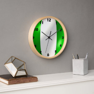 nigerianisches Flaggendesign Uhr