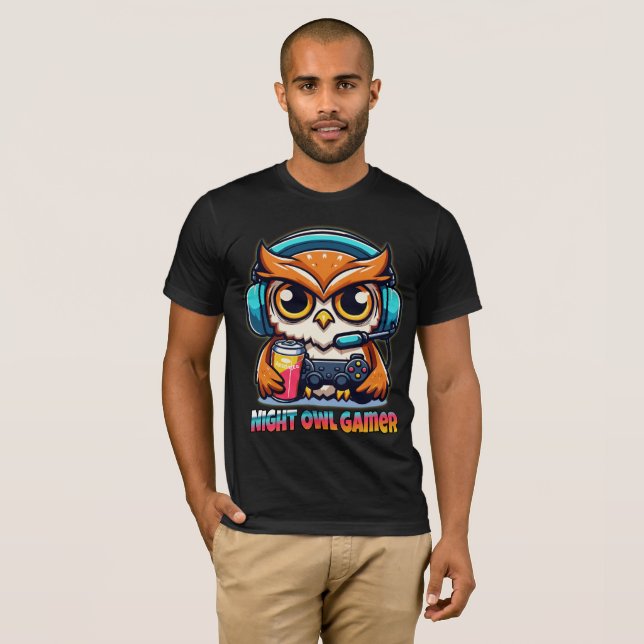 Night Owl Gamer Mascot Fun Gaming Illustration T-Shirt (Vorne ganz)
