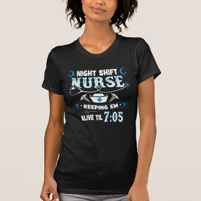 Night Shift Nurse Behaltend Em Alive Til 7-05 T-Shirt (Vorderseite)