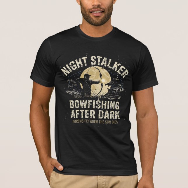 Night Stalker Bowfishing After Dark Moon Silhouett T-Shirt (Vorderseite)
