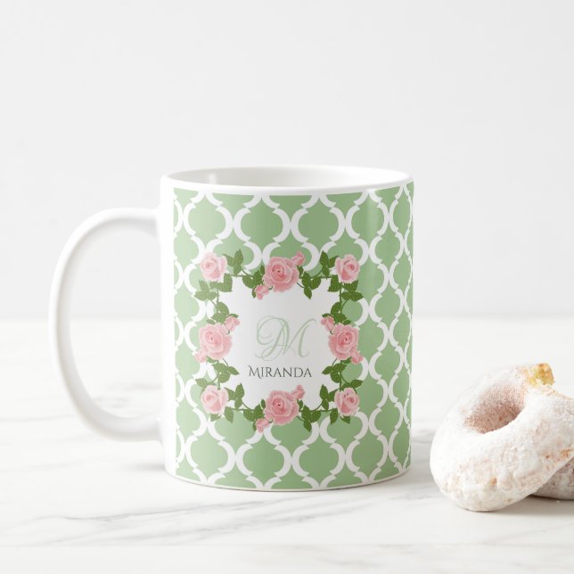 Nil-Grün Quatrefoil rosa Rosen-Monogramm mit Namen Tasse (Mit Donut)