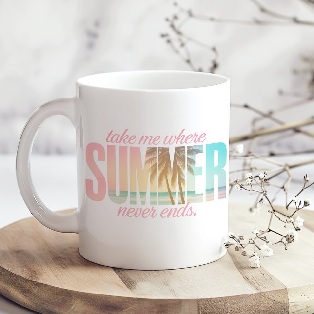 "Nimm mich, wo der Sommer nie endet" tropisches Zi Kaffeetasse ("Take Me Where Summer Never Ends" Tropical Quote Coffee Mug on a boho table with tiny dry flowers.)