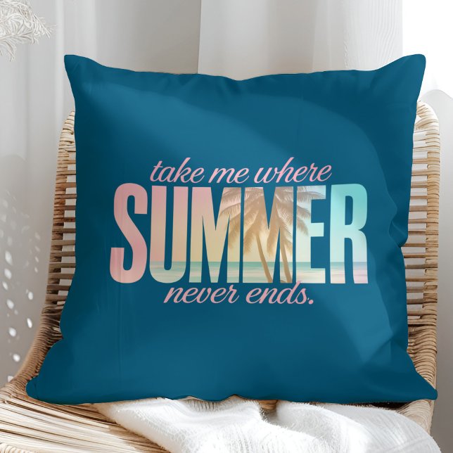 "Nimm mich, wo der Sommer nie endet" tropisches Zi Kissen ("Take Me Where Summer Never Ends" Tropical Quote Throw Pillow on a sunny rattan armchair.)