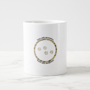 Nimm nur Erinnerungen, verlass nur Fußspuren. Jumbo-Tasse