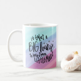 Nimmt ein großes Herz, um kleine Minds-Tasse zu fo Kaffeetasse