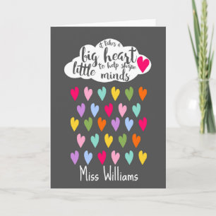 Nimmt eine Karte, die das Herz höher schlagen läss Karte