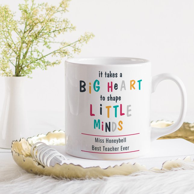 nimmt eine Personalisierte Herzblindfarbentypograf Kaffeetasse (Teacher Gift mug with colorful lettering .. takes a big heart to shape little minds)