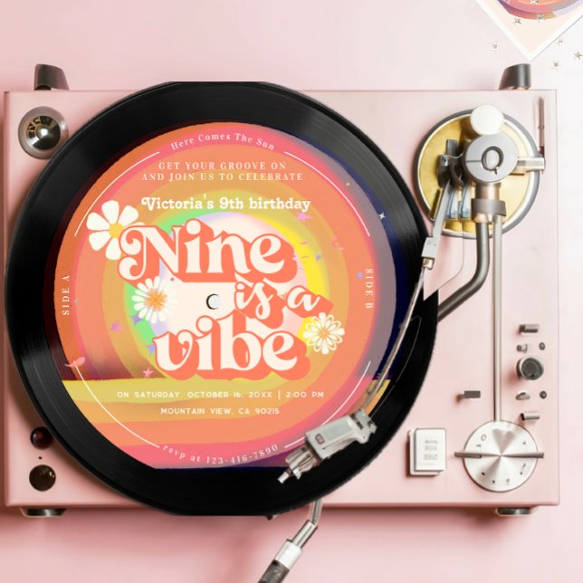 Nine ist ein Vibe Groovy Retro Vinyl Rainbow Daisy Einladung (Von Creator hochgeladen)