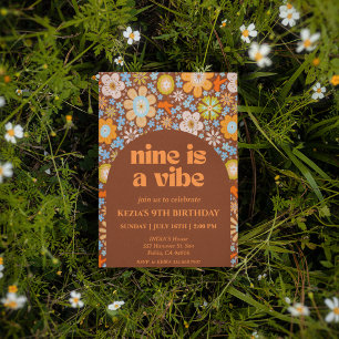 Nine ist ein Vibe Retro Groovy Blume 9. Geburtstag Einladung