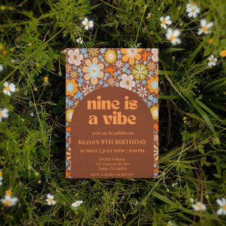Nine ist ein Vibe Retro Groovy Blume 9. Geburtstag Einladung