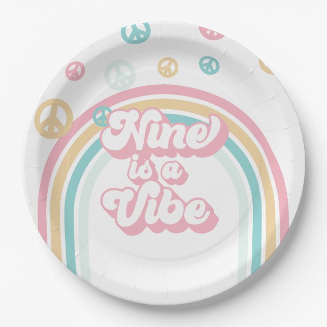Nine ist ein Vibe Retro Summer Rainbow Pappteller (Vorderseite)