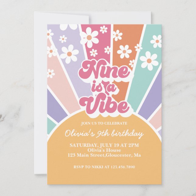 Nine ist eine Vibe Retro Sunshine Rainbow Daisy Einladung (Vorderseite)