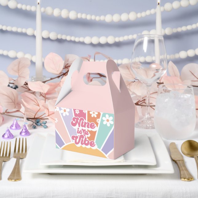 Nine ist eine Vibe Retro Sunshine Rainbow Daisy Geschenkschachtel (Hochzeit)