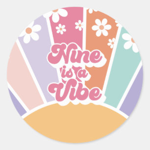 Nine ist eine Vibe Retro Sunshine Rainbow Daisy Runder Aufkleber