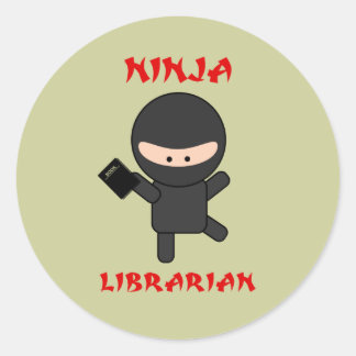 Ninja Bibliothekar mit Buch Runder Aufkleber