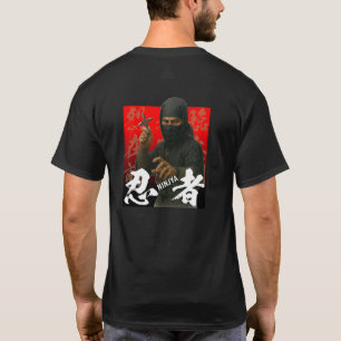 Ninja in Schwarz mit Kanji und rotem Hintergrund T-Shirt