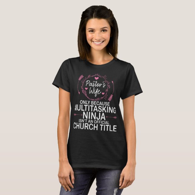 Ninja Pastor's Ehefrau Funny T-Shirt (Vorne ganz)