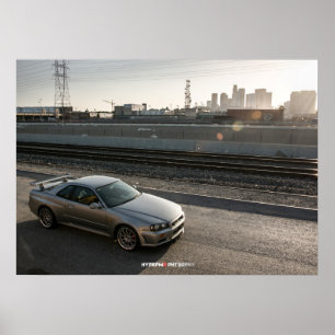 Nissan Skyline GT-r R34 in im Stadtzentrum Poster