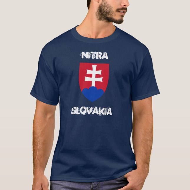 Nitra, Slowakei mit Wappen T-Shirt (Vorderseite)