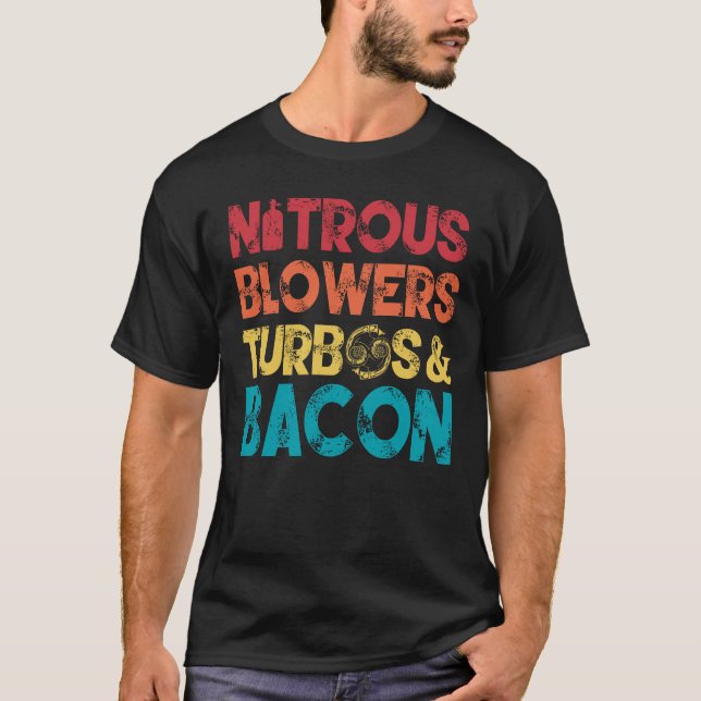 Nitrous-Gebläse Turbos und Speck-Schnellturbo-Auto T-Shirt (Vorderseite)