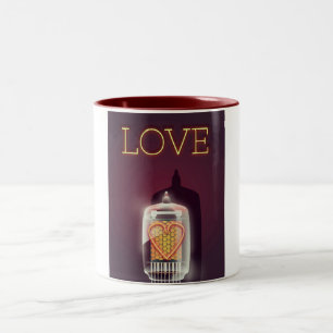 Nixie-Röhre 'Liebe' Vintage-Plakat Zweifarbige Tasse
