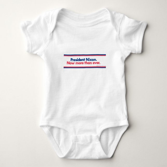 Nixon-NowMoreThanEver Baby Strampler (Vorderseite)
