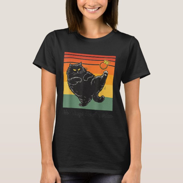 No Kings In America Black Cat Funny Cat Kicking Cr T-Shirt (Vorderseite)