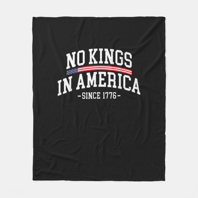 No Kings In America Since 1776 Freedom Spirit Look Fleecedecke (Vorderseite)
