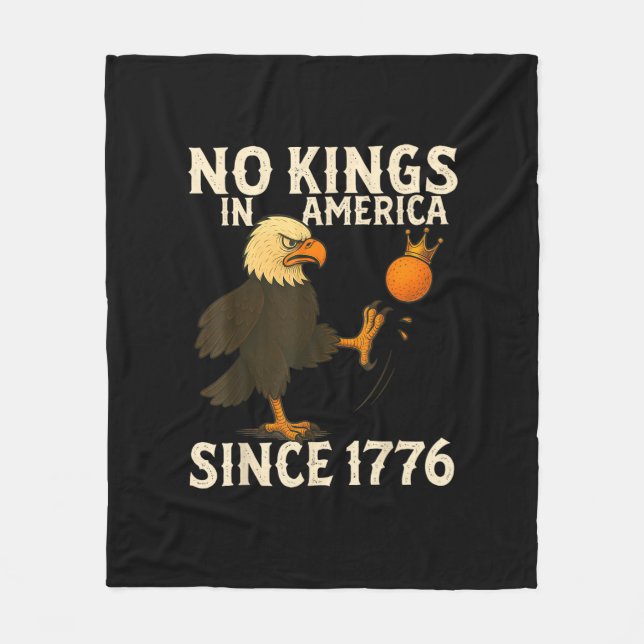 No Kings In America Since 1776 Funny  Kicking Crow Fleecedecke (Vorderseite)