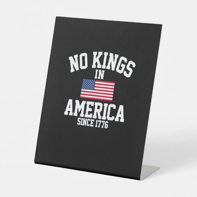 No Kings In America USA Flag Retro Cool Style Sockelschild (Vorderseite)