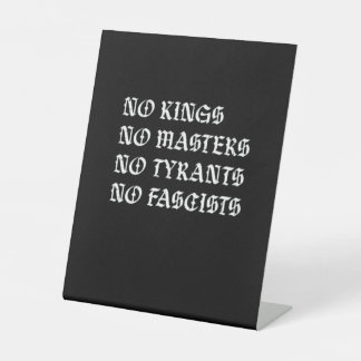 No Kings No Masters No Tyrants No Fascists Style Sockelschild