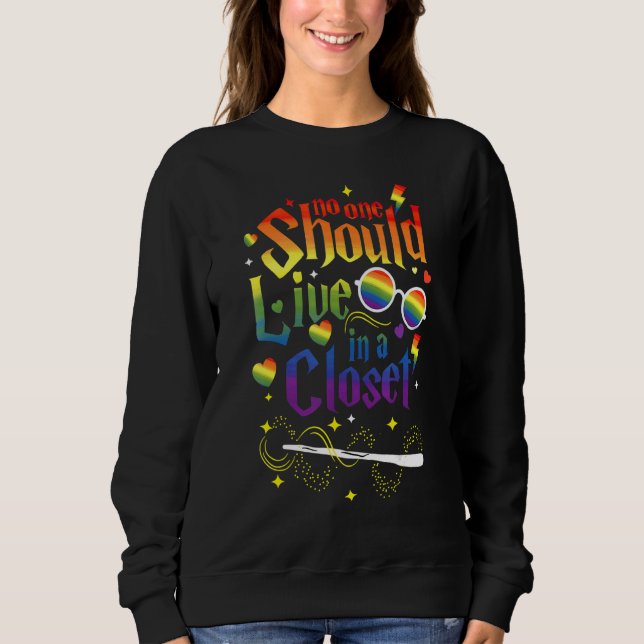 No One Should Live In A Closet LGBT Gay Pride Sweatshirt (Vorderseite)