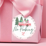 No Peeking Vintag Pink Christmas Van Santa Runder Aufkleber<br><div class="desc">Kein Pinkeln vor Weihnachts-Sticker. Feiern Sie die magische und festliche Urlaubssaison mit unserem Weihnachtsaufenthalt auf dem Weihnachtsaufkleber. Unser Vintages Urlaubsdesign besticht durch einen niedlichen, gürtelrosa Retrovan mit farbenfrohen Geschenkartikeln, die auf dem Lieferwagen geliefert werden. Der Weihnachtsmann schaut sich den Kopf aus dem Vintagen rosa Van. Helle, farblich dekorierte Weihnachtsbäume werden...</div>