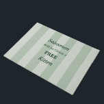 No Salesmen Free Kitten Funny Pale Green Fußmatte<br><div class="desc">Dieser lustige Doormat sagt: "Den Salesmen wird ein KOSTENLOSES Kitten verliehen", aber man kann es leicht personalisieren - vielleicht will man keine Politiker! Hintergrund ist ein blassgrüner/grauer Streifen; Text ist dunkelgrün. Ein lustiges Geschenk für eine Hochzeit oder Hauswärmung. Leicht zu warten. Alle Rechte vorbehalten © 2015 Alan & Marcia Socolik....</div>