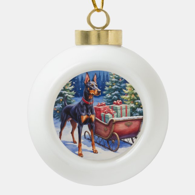 Noble Doberman Guarding Christmas Sleigh Winter Keramik Kugel-Ornament (Vorderseite)
