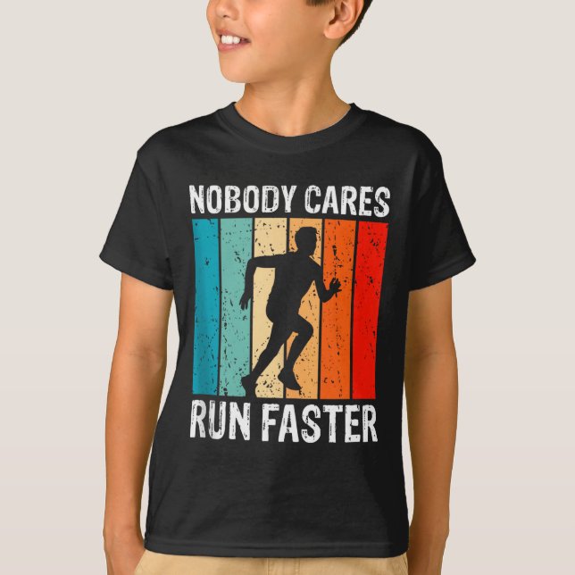 Nobody Cares Run Faster Funny Sarcastic Runner Quo T-Shirt (Vorderseite)