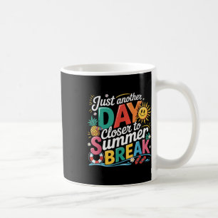 Noch ein Tag Naher, um die Sommerpause letzten Tag Kaffeetasse