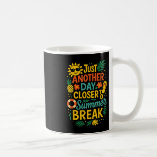 Noch ein Tag Naher, um die Sommerpause letzten Tag Kaffeetasse