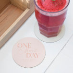 Noch einmal Hochzeitstag Probe rot pink Runder Pappuntersetzer<br><div class="desc">Minimalistischer Untersetzer zum Hochzeitessen mit Probe mit Typografie,  der "noch einen Tag" sagt. Der Hintergrund ist rot.</div>