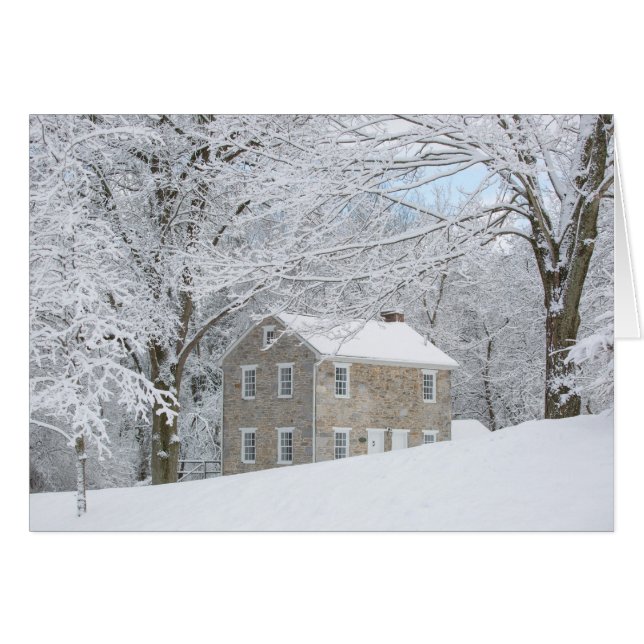 Noch Haus hinter schneebedeckter Bank (Vorderseite (Horizontal))